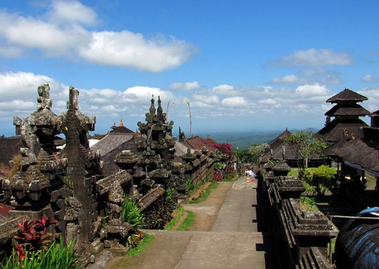 Besakih temple road.jpg