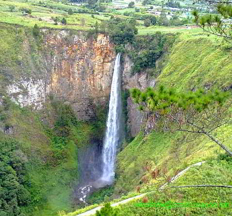 The-Sipiso-piso-Waterfall